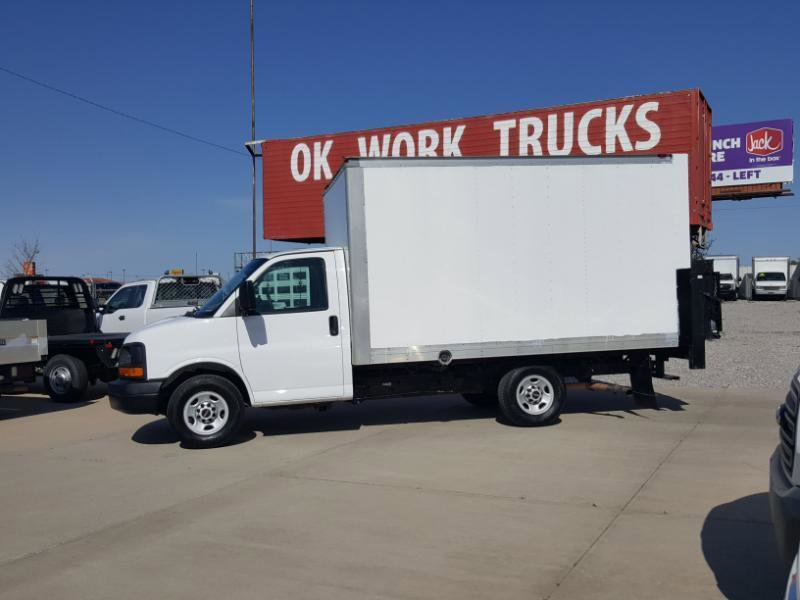 Used 2017 GMC Savana 3500 RWD image 2