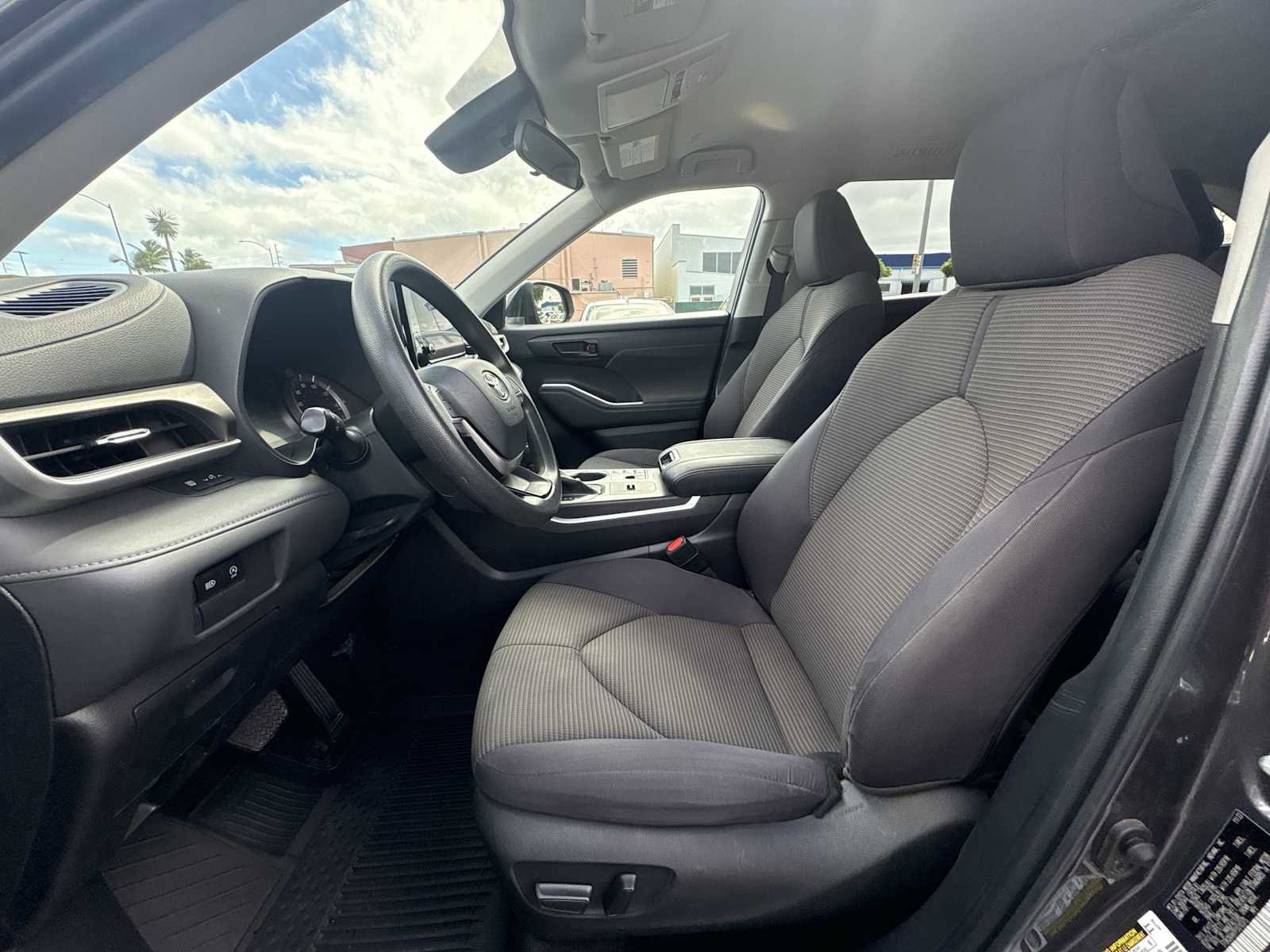 Used 2023 Toyota Highlander L image 13