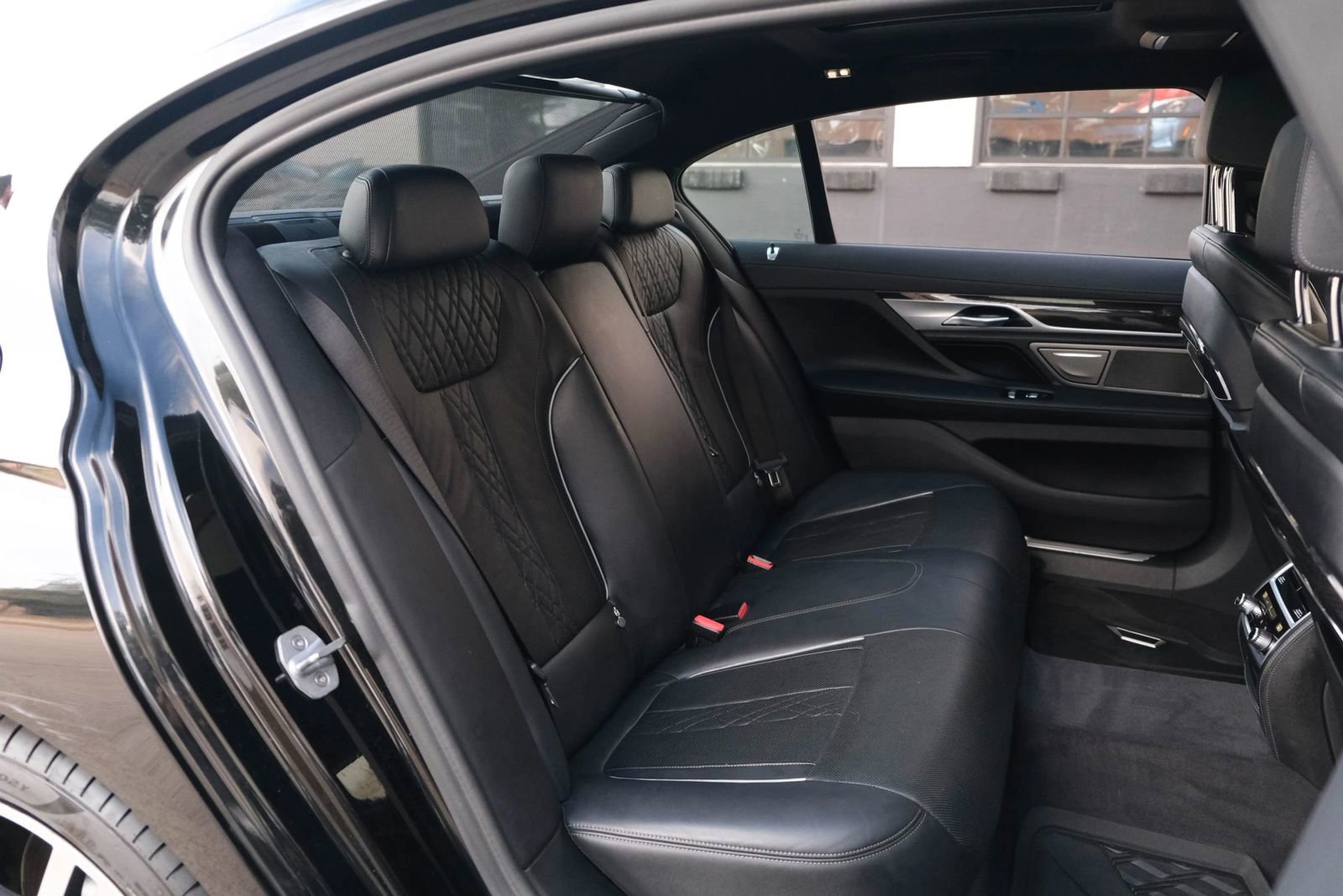 Used 2019 BMW 750i w/ M Sport Package image 27