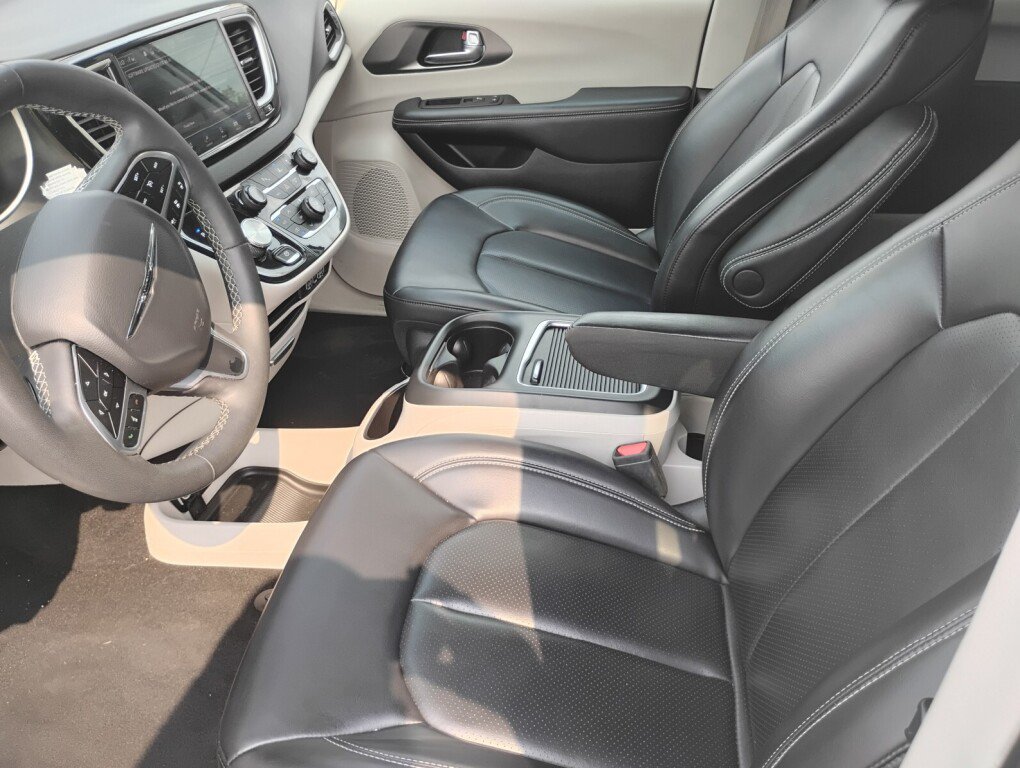 Used 2023 Chrysler Pacifica Touring-L FWD image 9