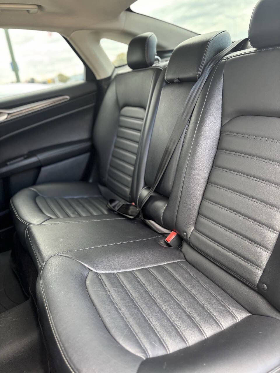 Used 2017 Ford Fusion SE w/ Fusion SE Technology Package image 17