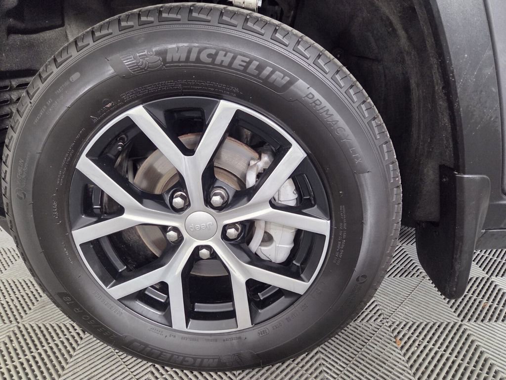 Certified 2025 Jeep Grand Cherokee Limited w/ MOPAR Finishing Package AWD/4WD image 11