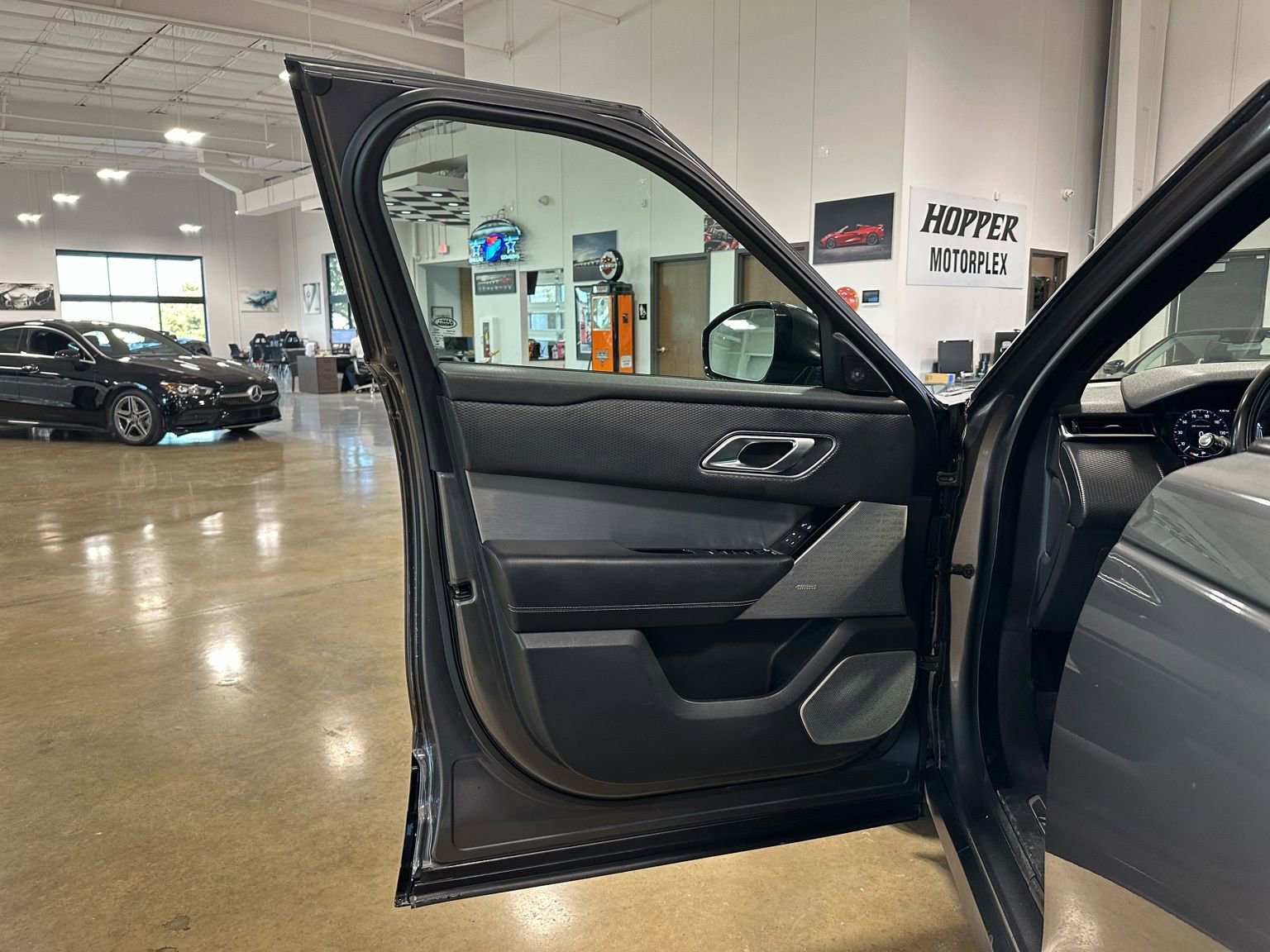 Used 2019 Land Rover Range Rover Velar R-Dynamic SE image 11