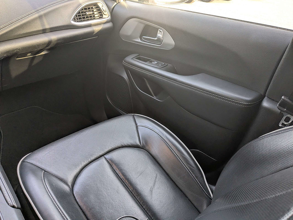 Used 2025 Chrysler Pacifica Limited FWD image 17