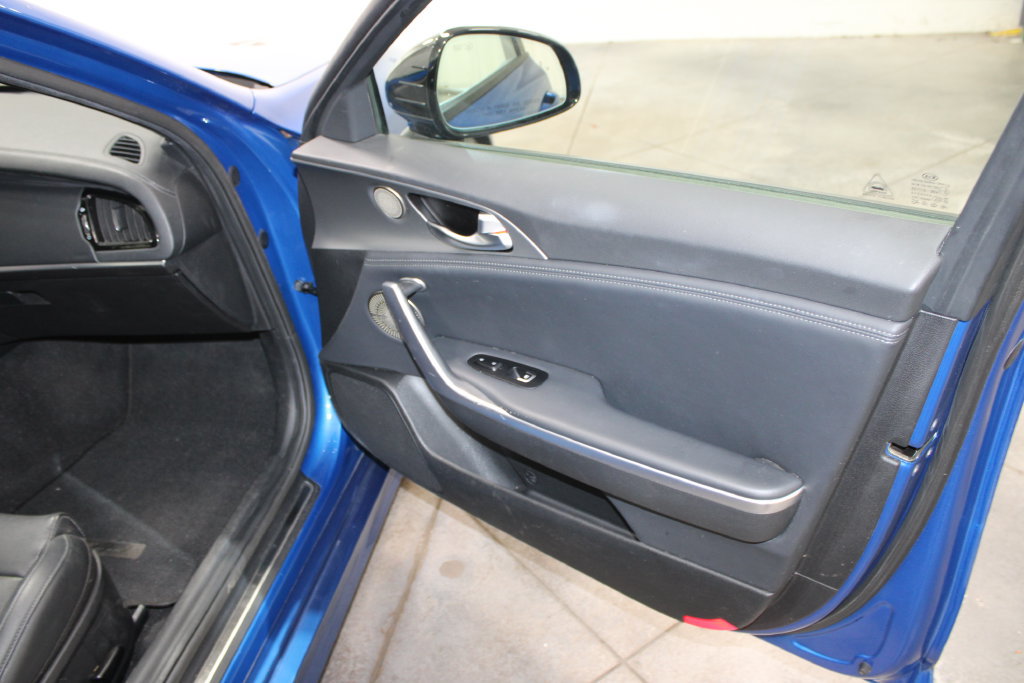 Used 2020 Kia Stinger GT1 RWD image 22