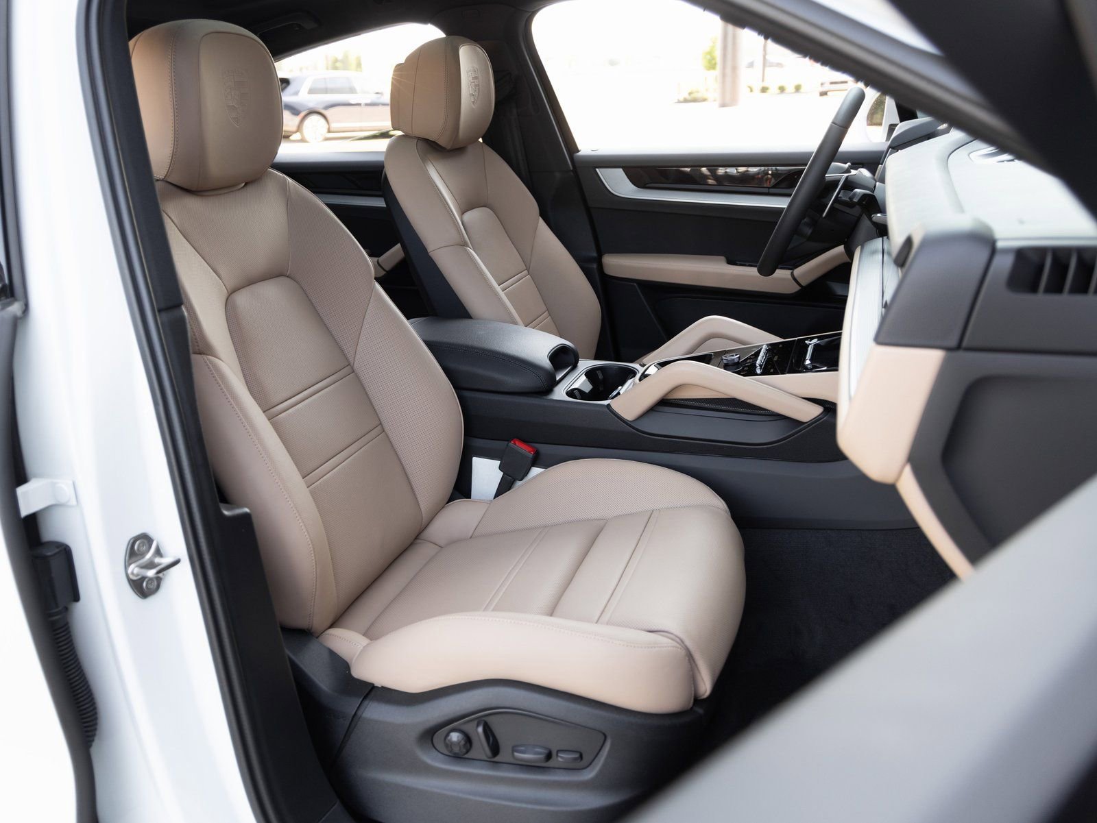 Certified 2025 Porsche Cayenne Coupe image 37