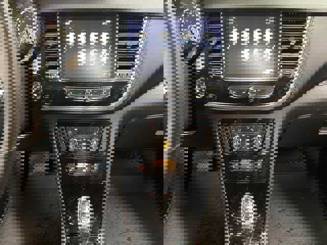 Used 2019 Buick Encore Essence image 25