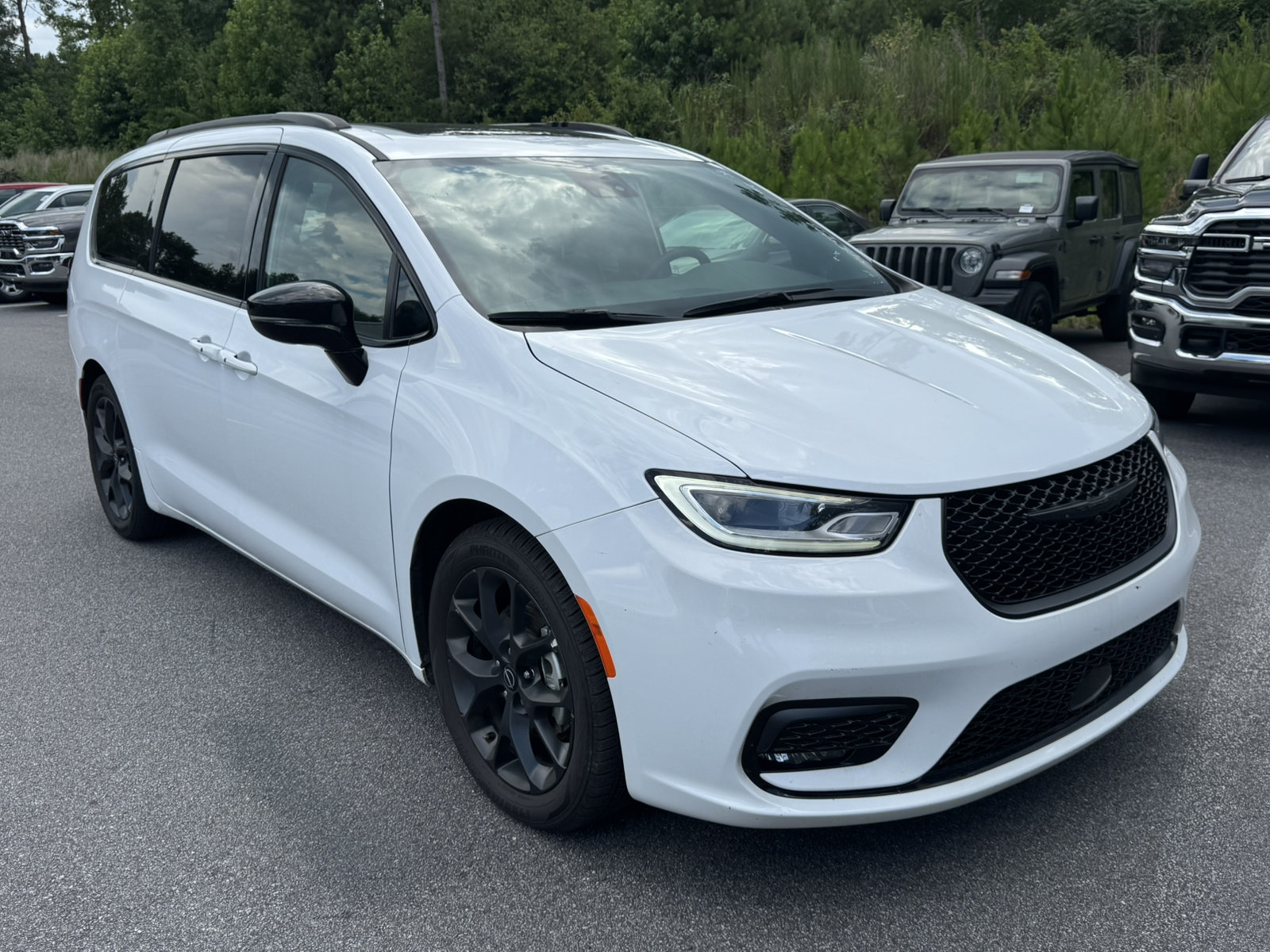 Used 2025 Chrysler Pacifica Limited FWD image 3