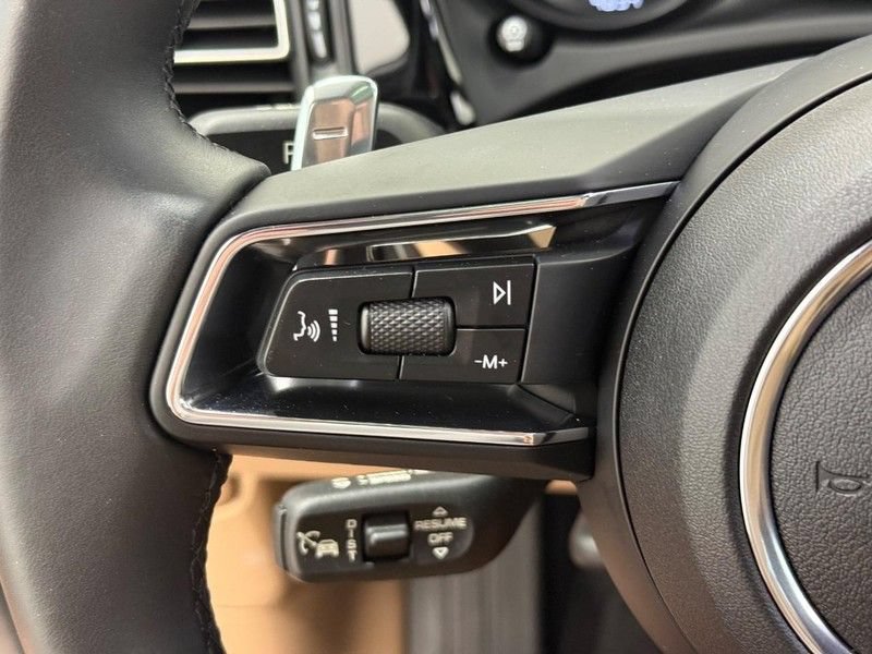 Certified 2025 Porsche Macan AWD/4WD image 20