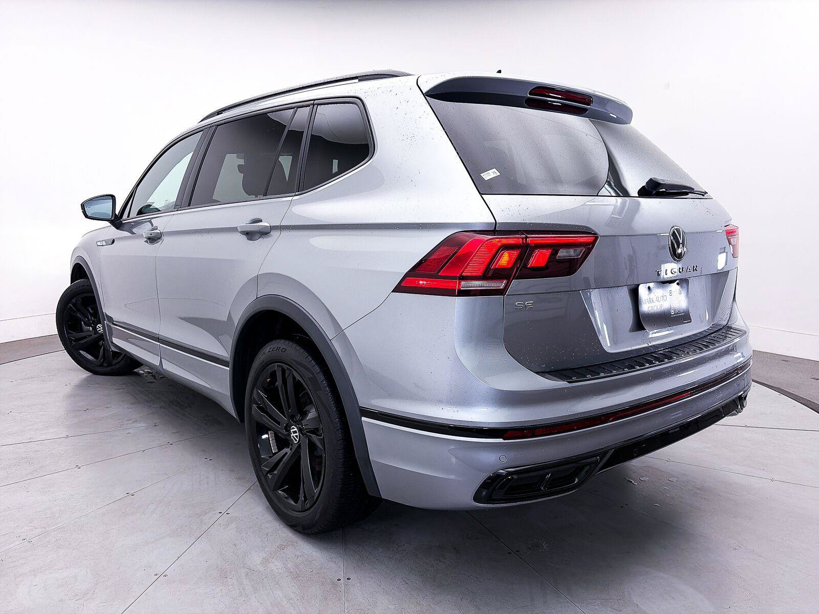 Used 2023 Volkswagen Tiguan SE R-Line FWD image 2