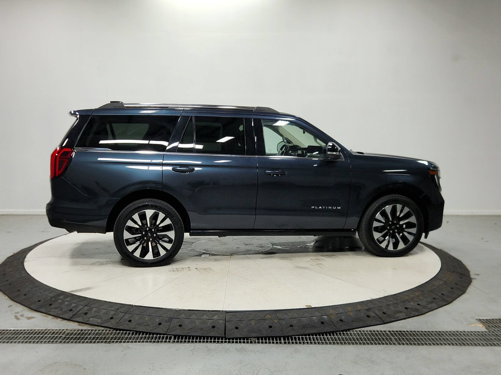 Used 2025 Ford Expedition Platinum w/ Driver's Package AWD/4WD image 9