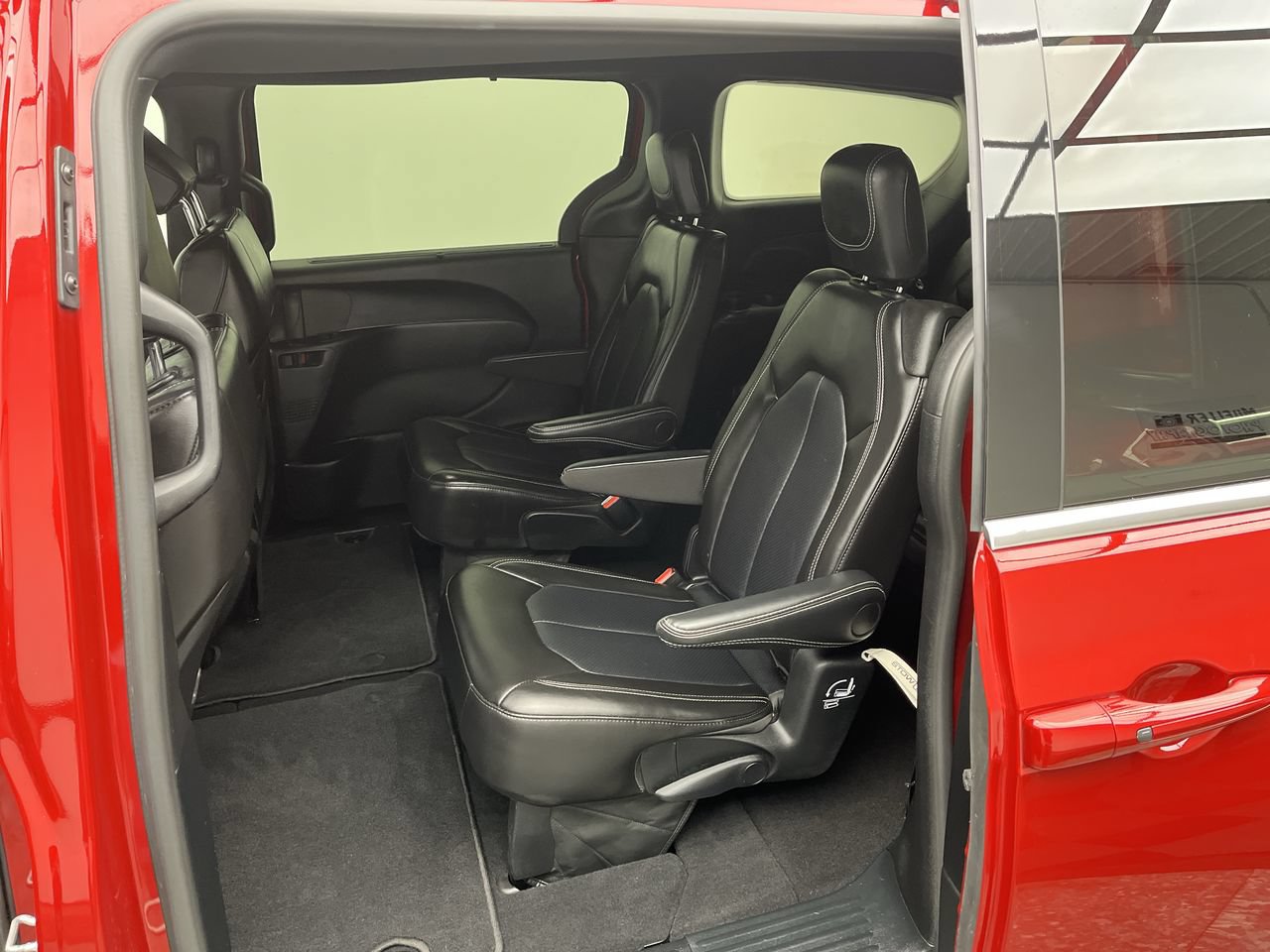 Used 2025 Chrysler Pacifica Select FWD image 11