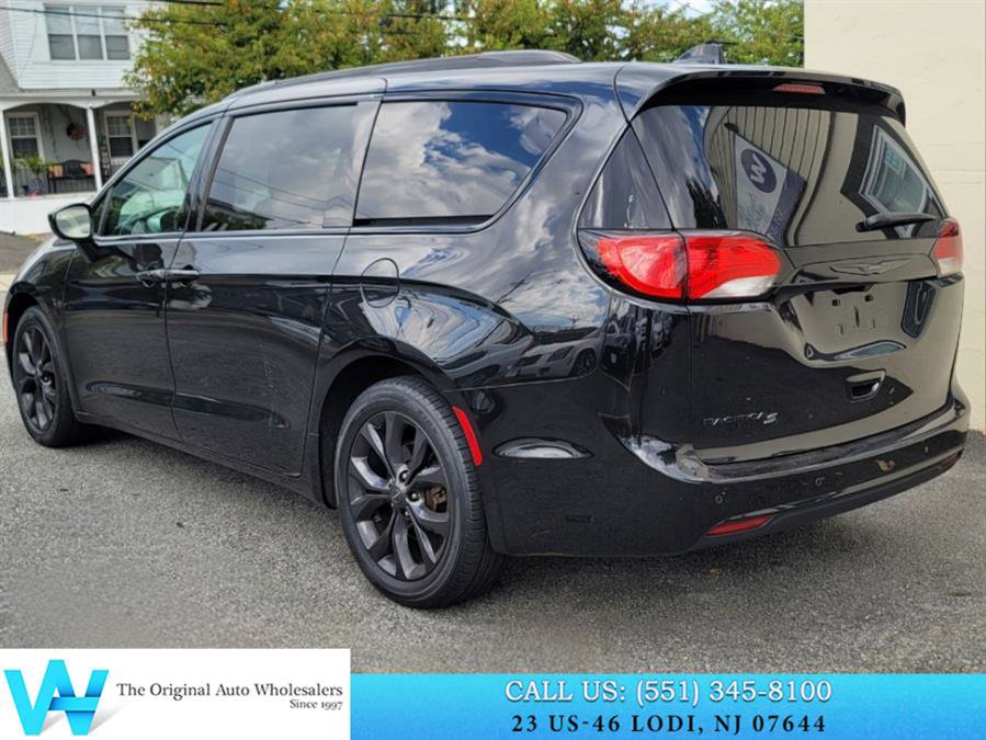 Used 2020 Chrysler Pacifica Touring-L Plus w/ S Appearance Package image 4