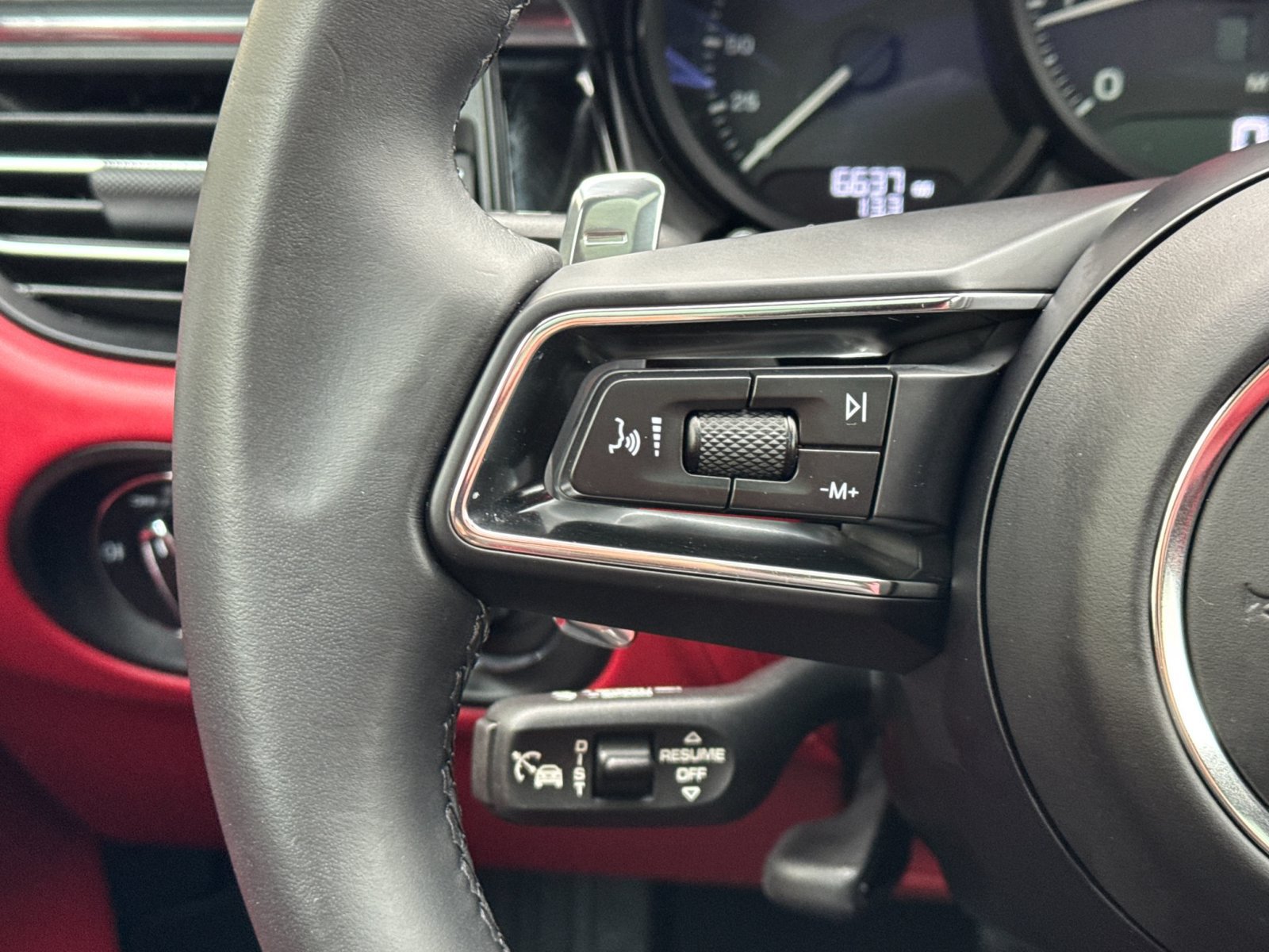 Certified 2025 Porsche Macan AWD/4WD image 28
