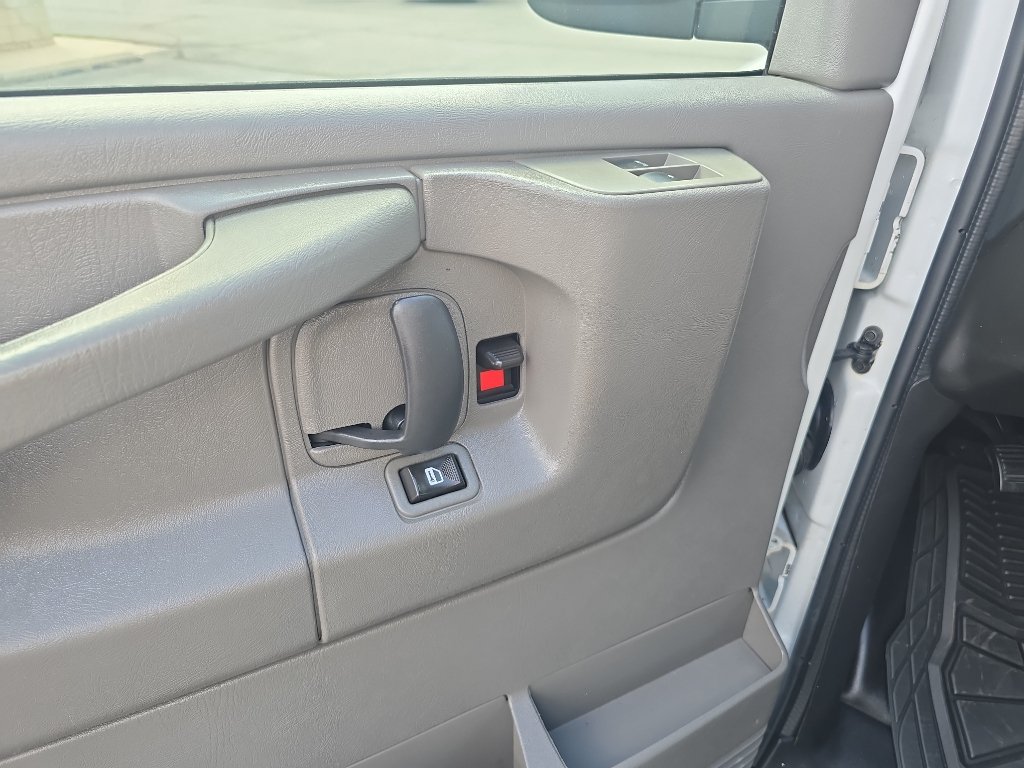 Used 2015 Chevrolet Express 2500 RWD image 19