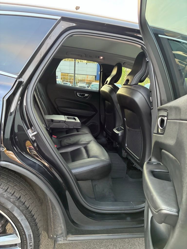 Used 2019 Volvo XC60 T6 Momentum w/ Premium Package image 23
