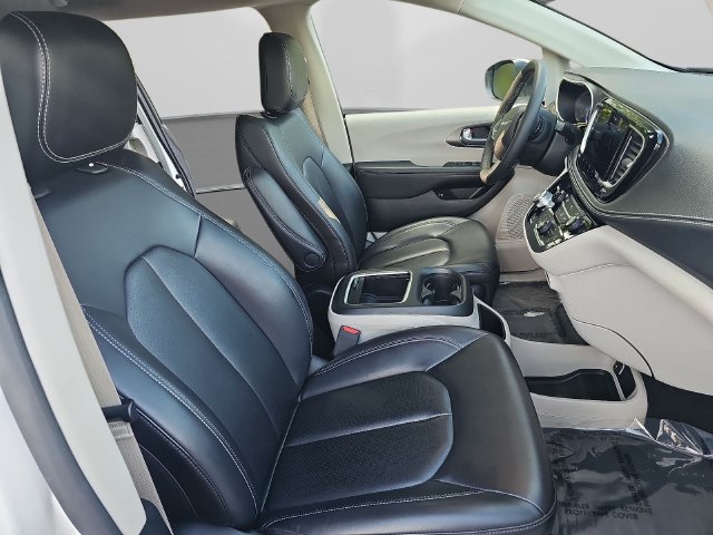 Used 2023 Chrysler Pacifica Touring-L FWD image 32