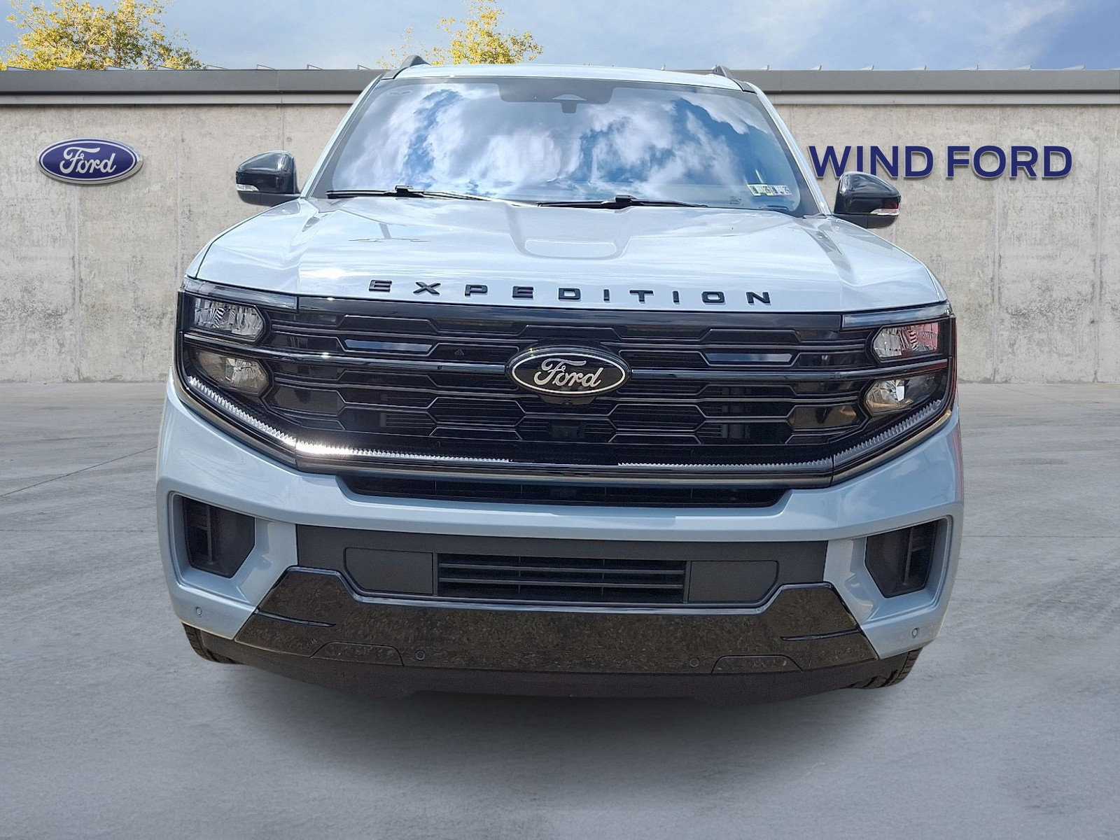 Used 2025 Ford Expedition Platinum w/ Stealth Performance Package AWD/4WD image 2