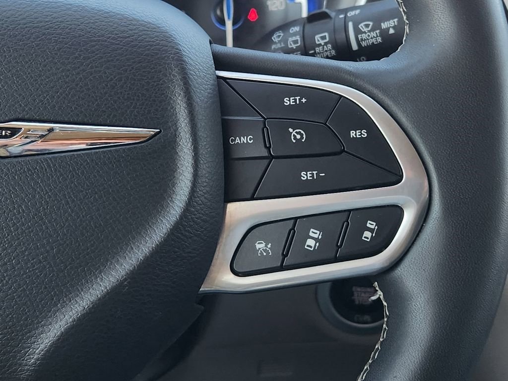 Used 2023 Chrysler Pacifica Touring-L image 29