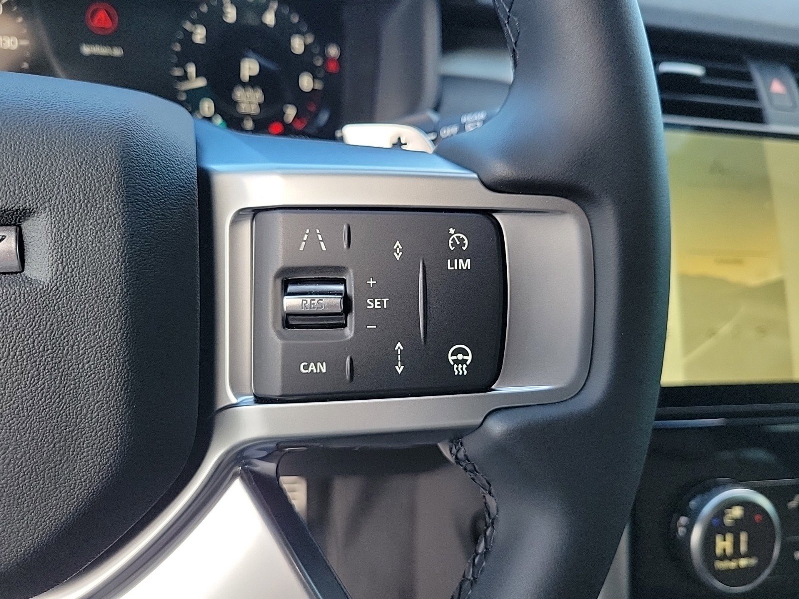 Used 2025 Land Rover Discovery Dynamic SE image 37