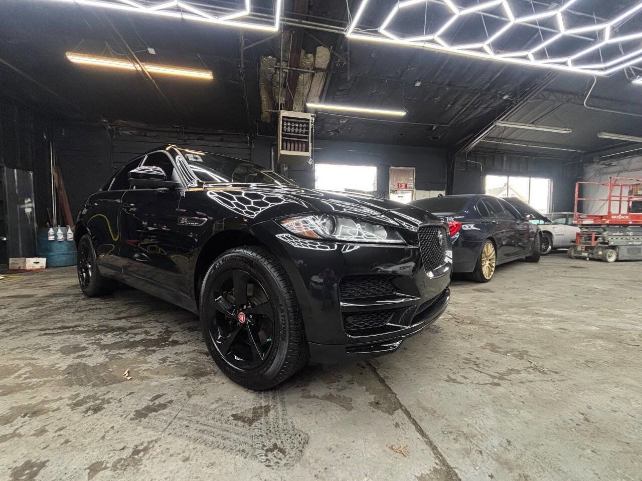 Used 2017 Jaguar F-PACE Premium image 7