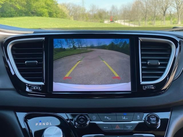 Used 2025 Chrysler Pacifica Select image 28