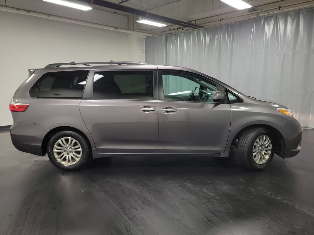 Used 2017 Toyota Sienna XLE Premium FWD image 9