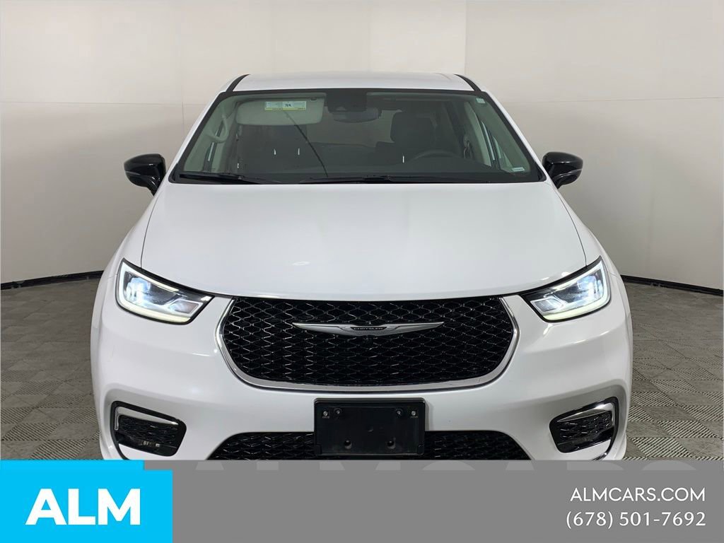 Used 2024 Chrysler Pacifica Select image 17
