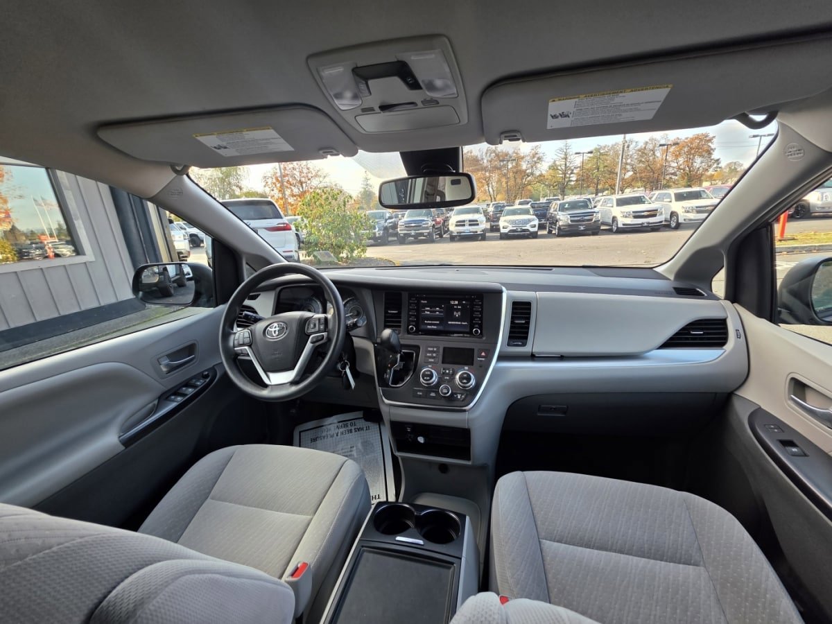 Used 2018 Toyota Sienna LE FWD image 11