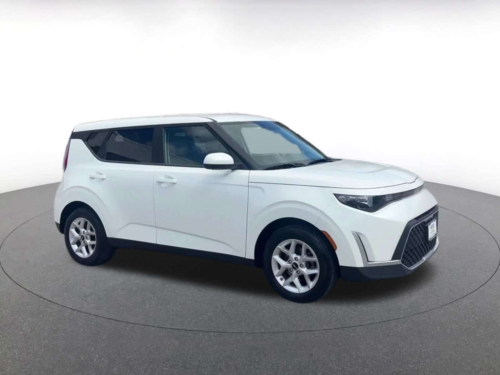 Used 2025 Kia Soul LX w/ LX Technology Package image 2