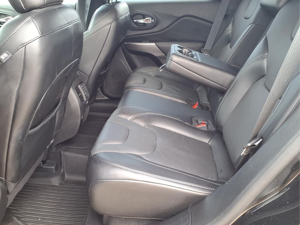 Used 2021 Jeep Cherokee Latitude Lux w/ Mopar Interior Package AWD/4WD image 11