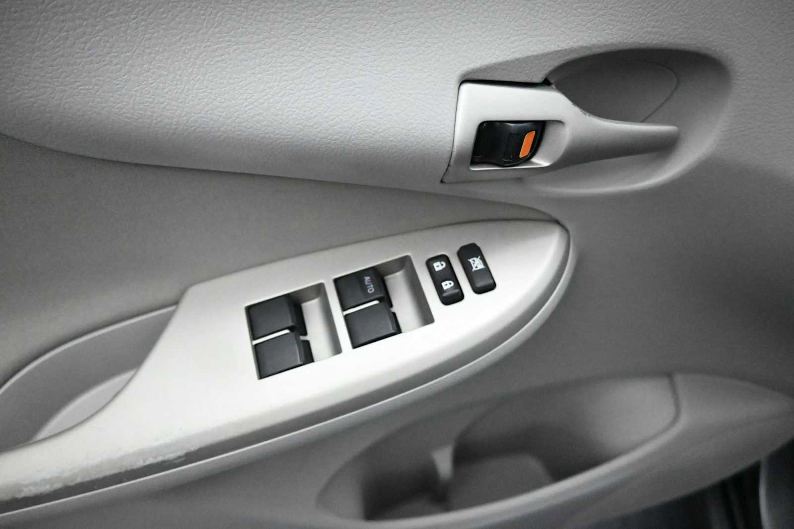 Used 2013 Toyota Corolla LE FWD image 10