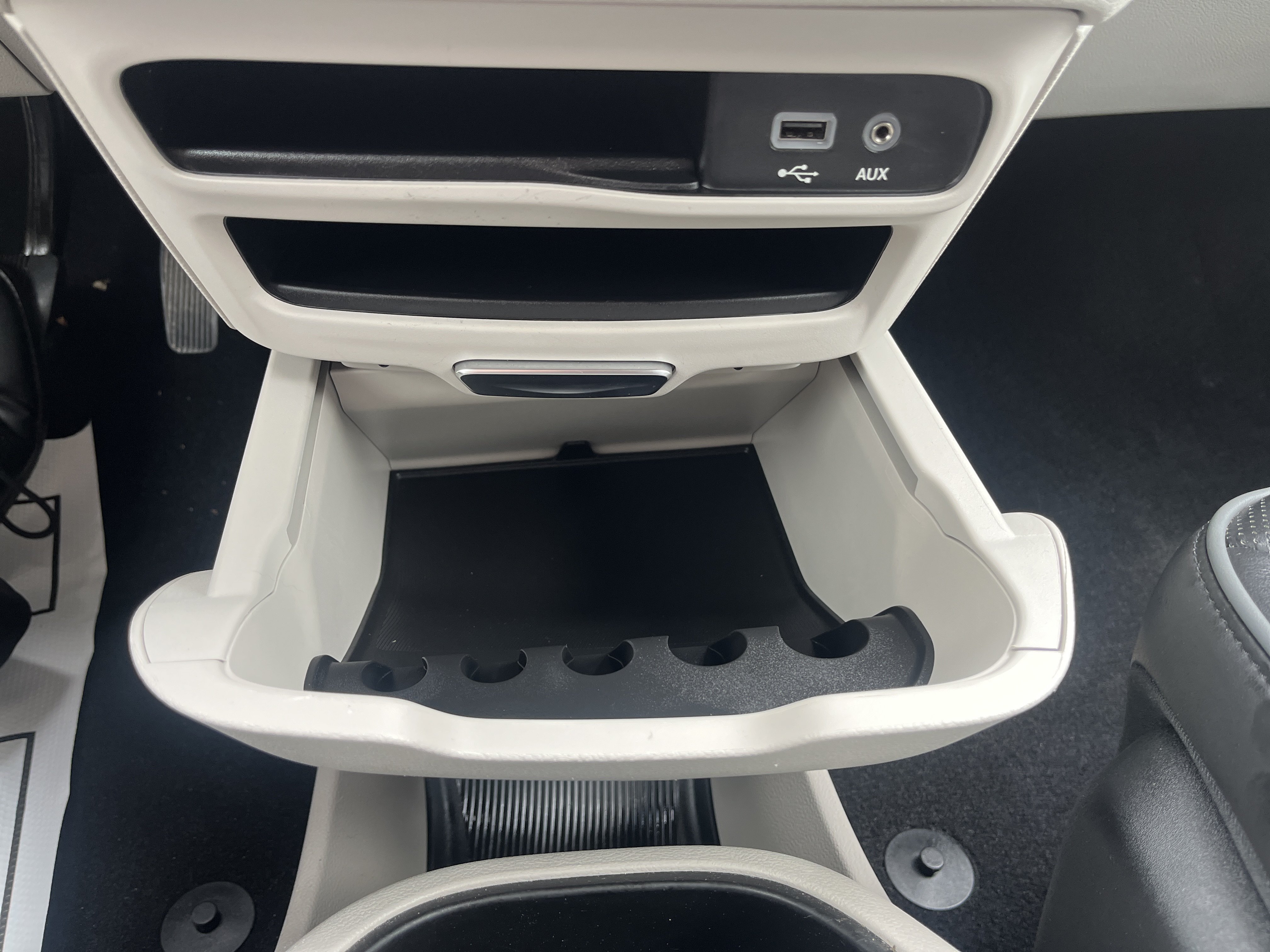 Used 2019 Chrysler Pacifica Limited w/ Tire & Wheel Group FWD image 35