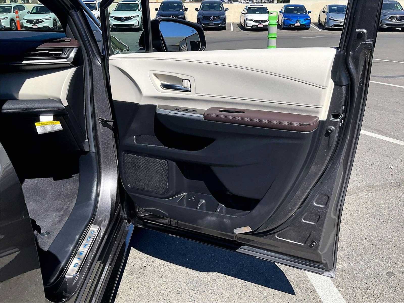 Used 2024 Toyota Sienna Platinum FWD image 25