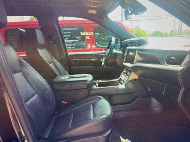Used 2024 GMC Yukon XL Denali w/ Denali Reserve Package AWD/4WD image 10