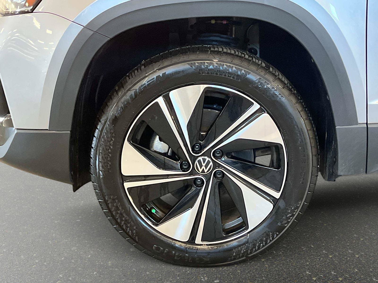 Used 2025 Volkswagen Taos SE image 9