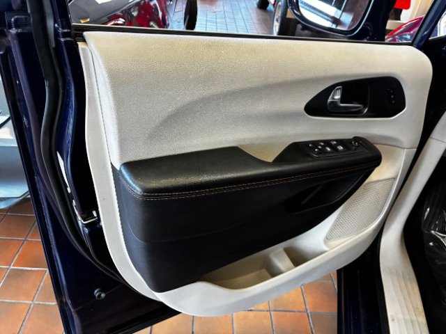 Used 2020 Chrysler Pacifica Touring-L FWD image 16
