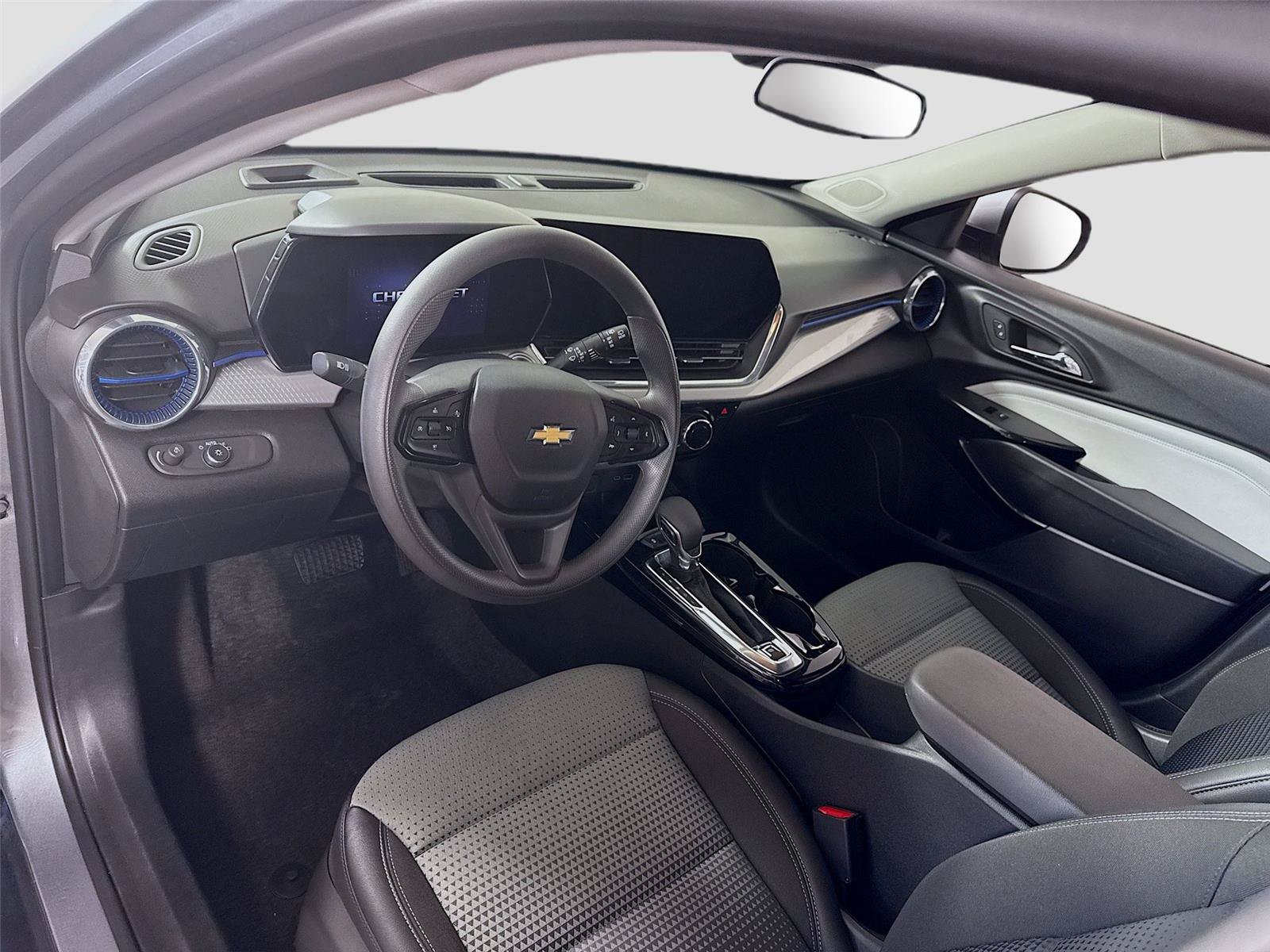 Used 2025 Chevrolet Trax LT FWD image 3