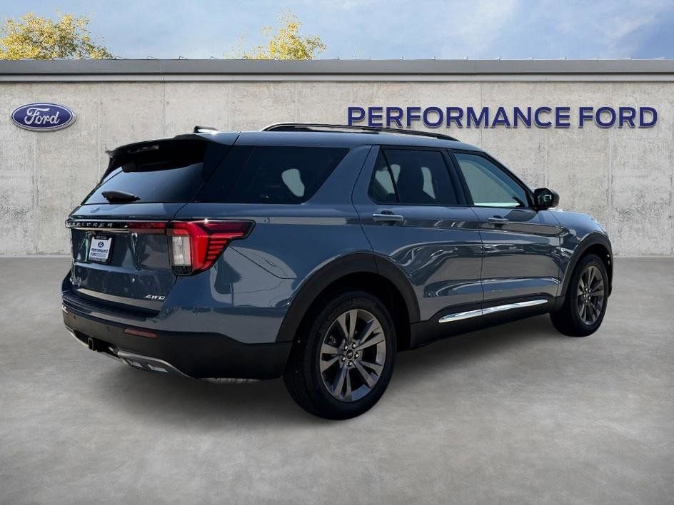 Used 2025 Ford Explorer Active w/ Active Comfort Package image 7