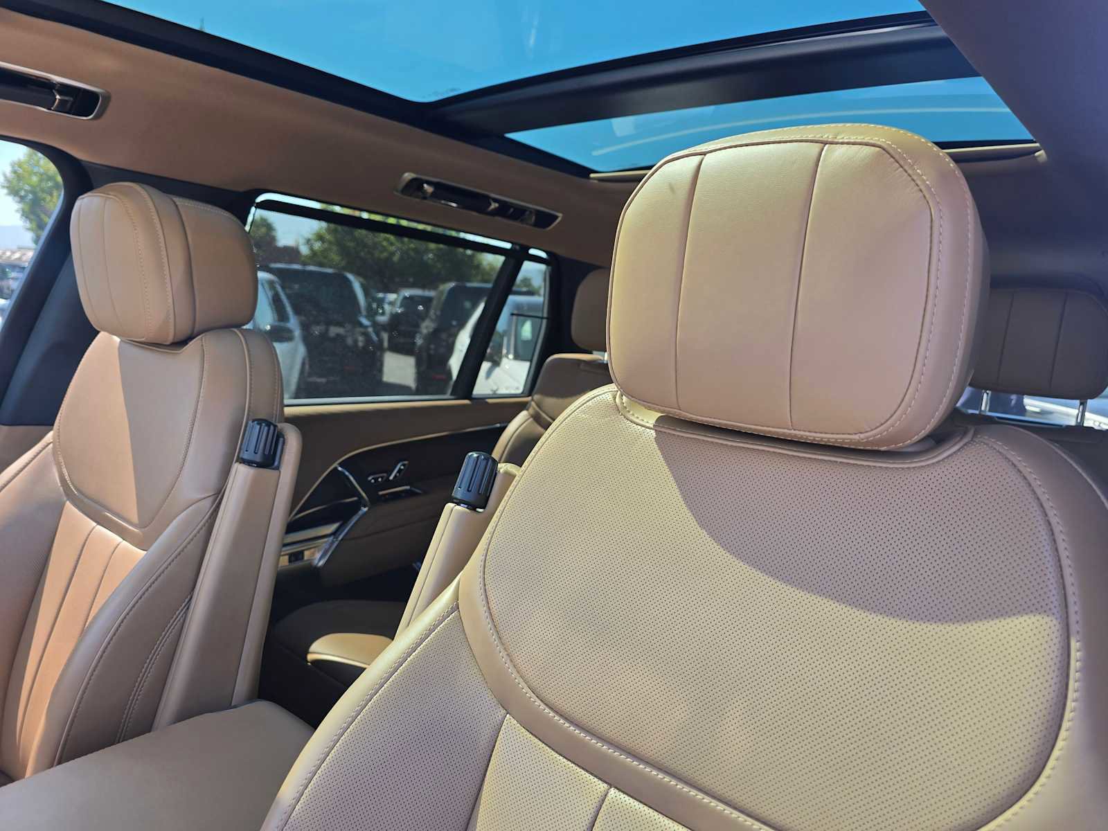 New 2025 Land Rover Range Rover Long Wheelbase SE image 27