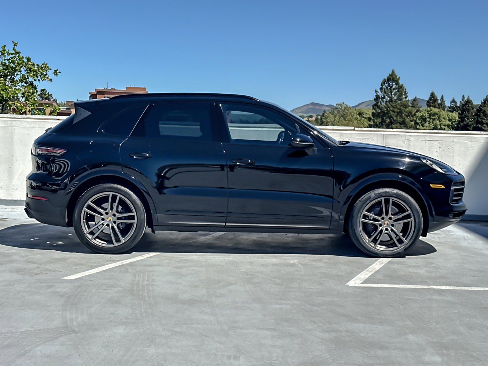 Certified 2022 Porsche Cayenne Platinum Edition image 9