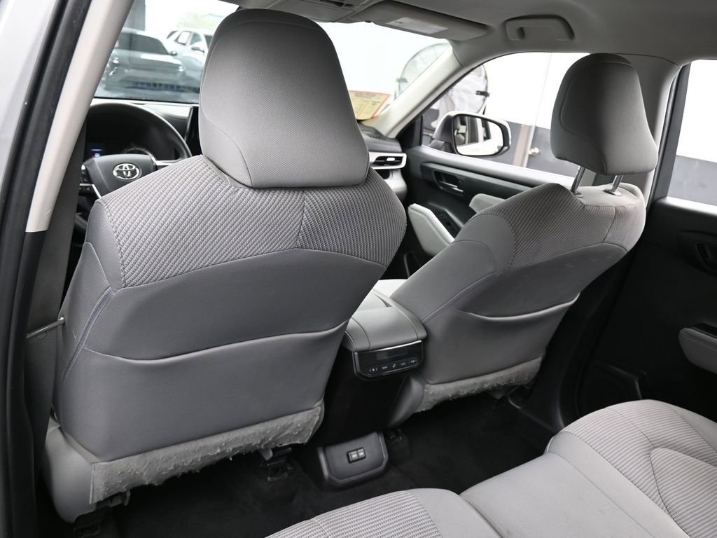 Used 2022 Toyota Highlander L image 31