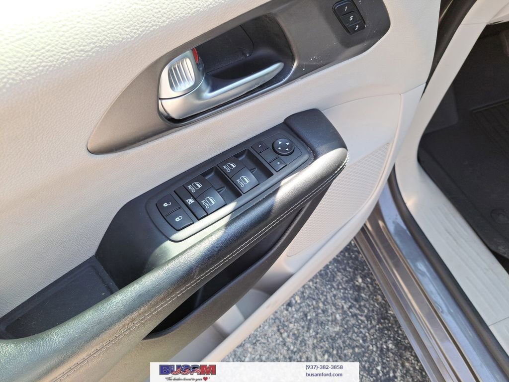 Used 2022 Chrysler Pacifica Touring-L w/ Uconnect Theater Family Group image 13