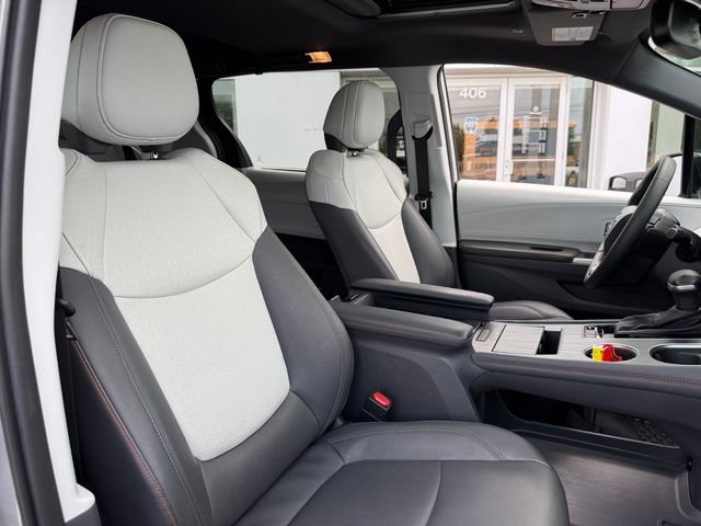 Used 2024 Toyota Sienna XSE FWD image 25