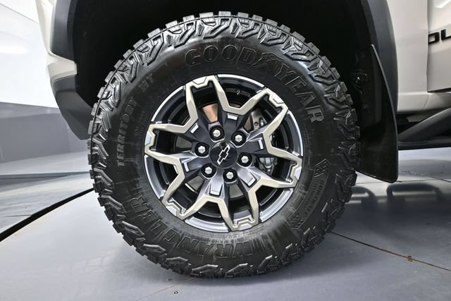 Used 2026 Chevrolet Colorado ZR2 w/ Technology Package AWD/4WD image 16