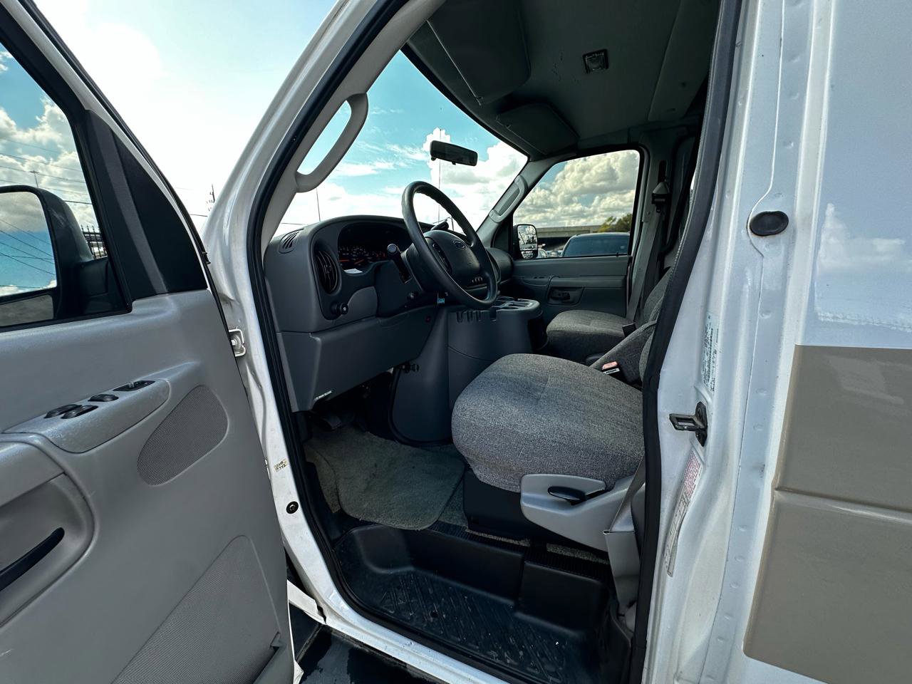 Used 2004 Ford E-250 and Econoline 250 Extended RWD image 16