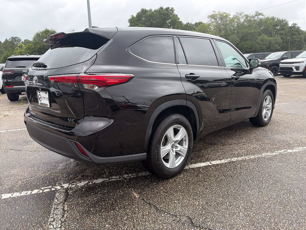 Used 2021 Toyota Highlander L FWD image 6