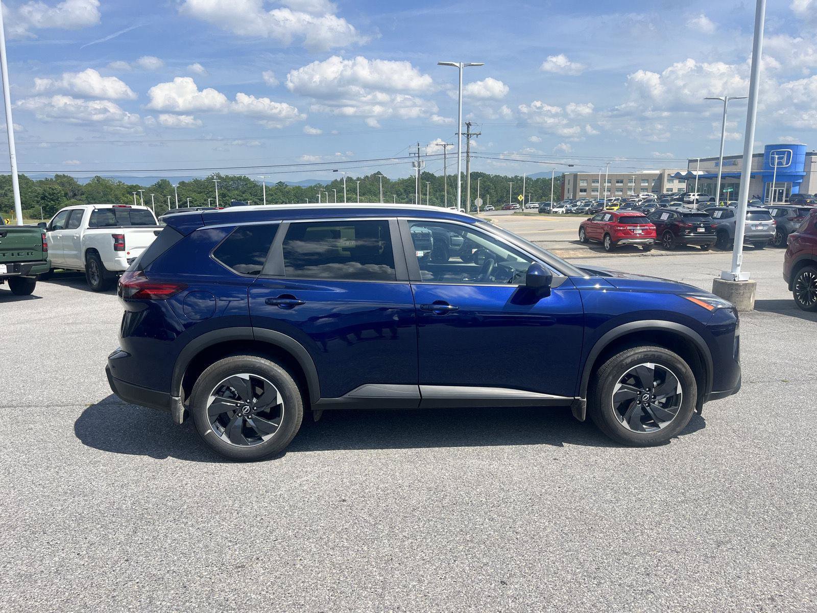 Used 2025 Nissan Rogue SV w/ SV Premium Package AWD/4WD image 8