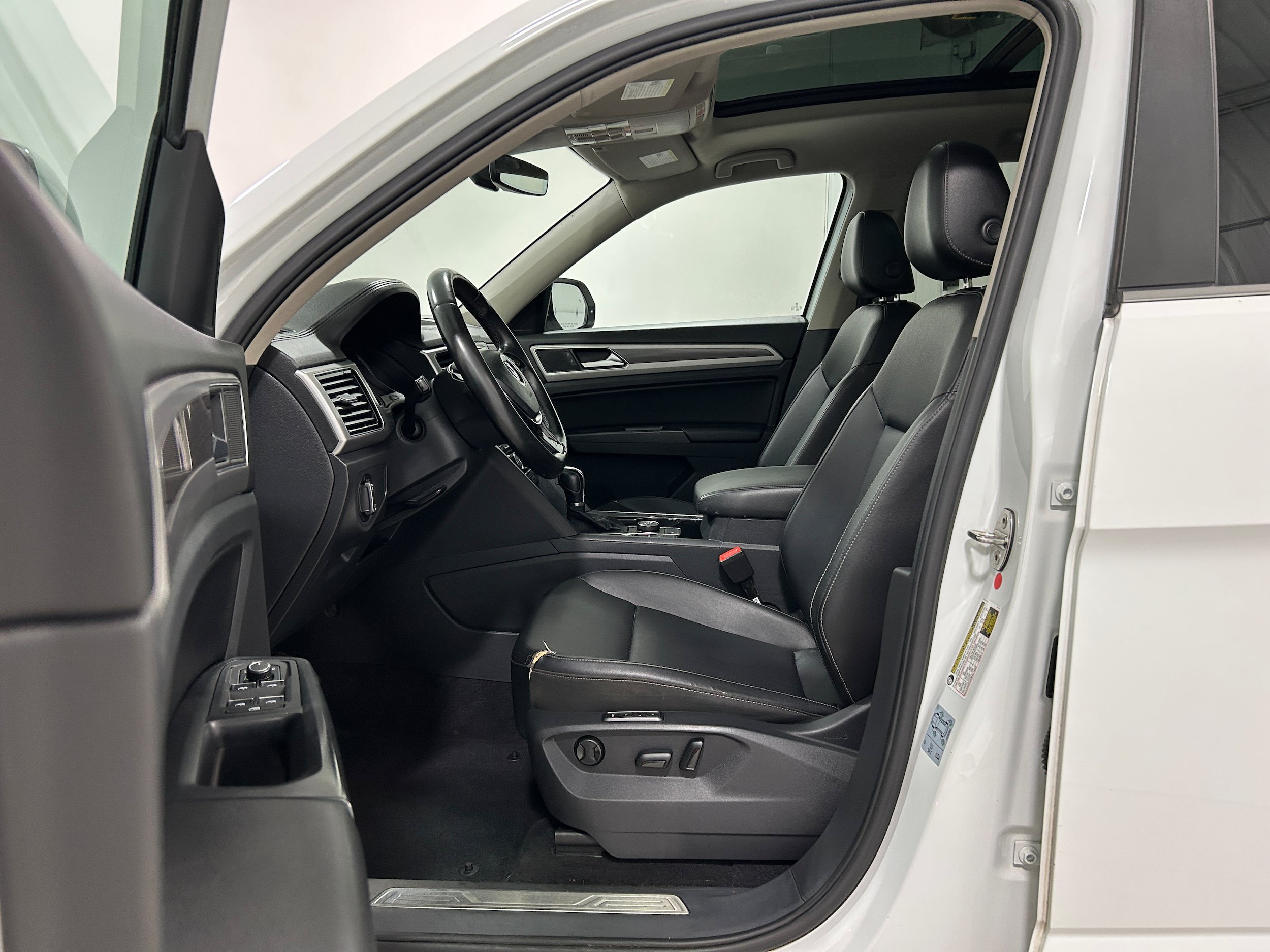 Used 2018 Volkswagen Atlas SEL w/ R-Line Package AWD/4WD image 4