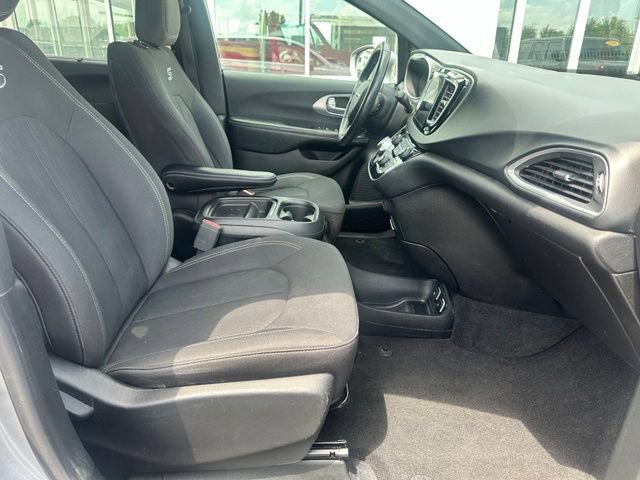 Used 2018 Chrysler Pacifica Touring Plus w/ S Appearance Package FWD image 11